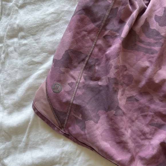 lululemon athletica hotty hot Women's Pink Camo Shorts - Picture 3 of 6